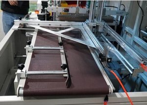 in-feed conveyor belt of the side sealer shrink packaging machine