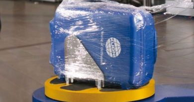 Luggage stretch wrapping machine